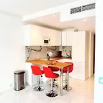 Royal Lux Spacious Seaside Pool Διαμέρισμα *