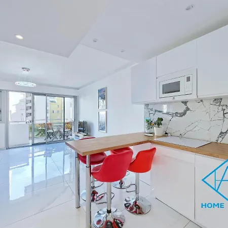 Royal Lux Spacious Seaside Pool Апартаменты