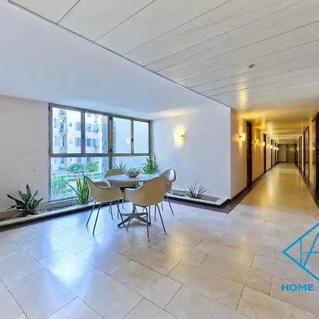 Royal Lux Spacious Seaside Pool Apartment *