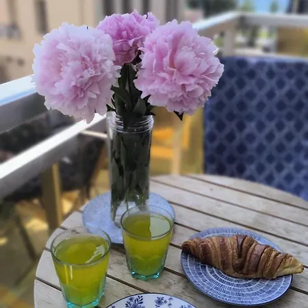 Royal Lux Spacious Seaside Pool Апартаменты