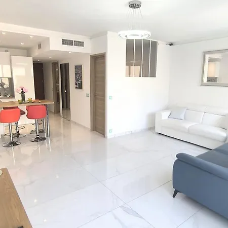 Royal Lux Spacious Seaside Pool Apartment Nizza