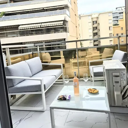 Royal Lux Spacious Seaside Pool Apartment