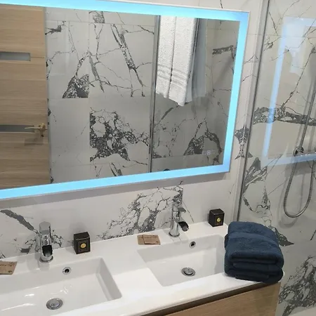 Royal Lux Spacious Seaside Pool